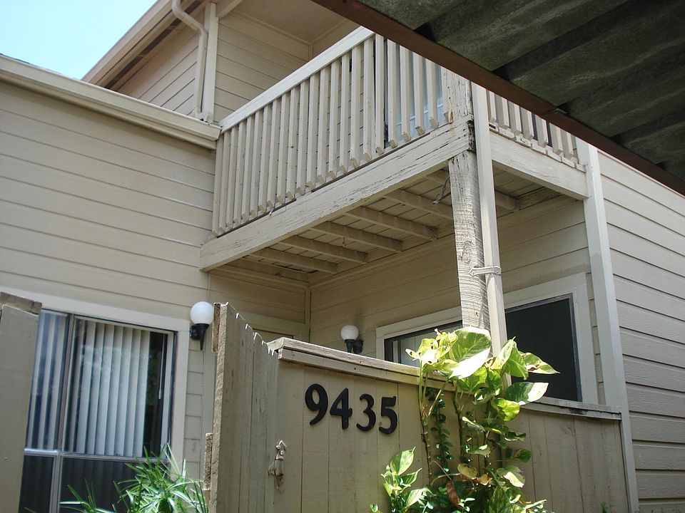 Beautiful 2-story 2-2 townhouse with a loft. 1450 sqft