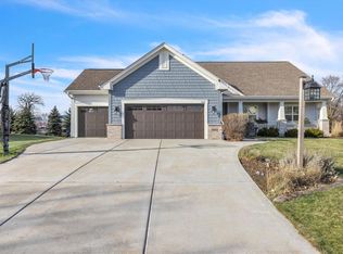1402 Applewood Cir, Mukwonago, WI 53149