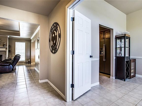 5th image of 1916 Thornberry Dr