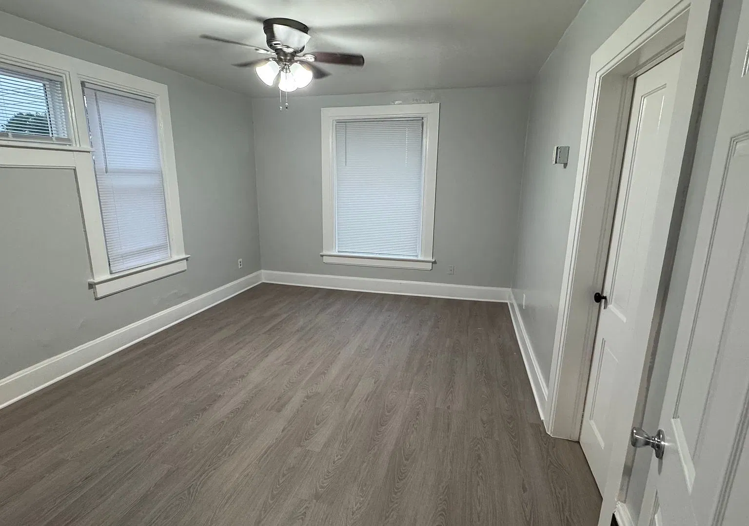 219 w 15th Large 3 Bedroom House - Central Davenport — Photo 2