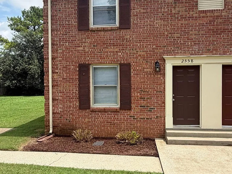 2558 Oak Hill Dr — Photo 2