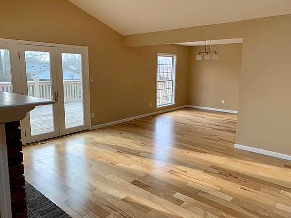 3rd image of 215 Village Creek Ct
