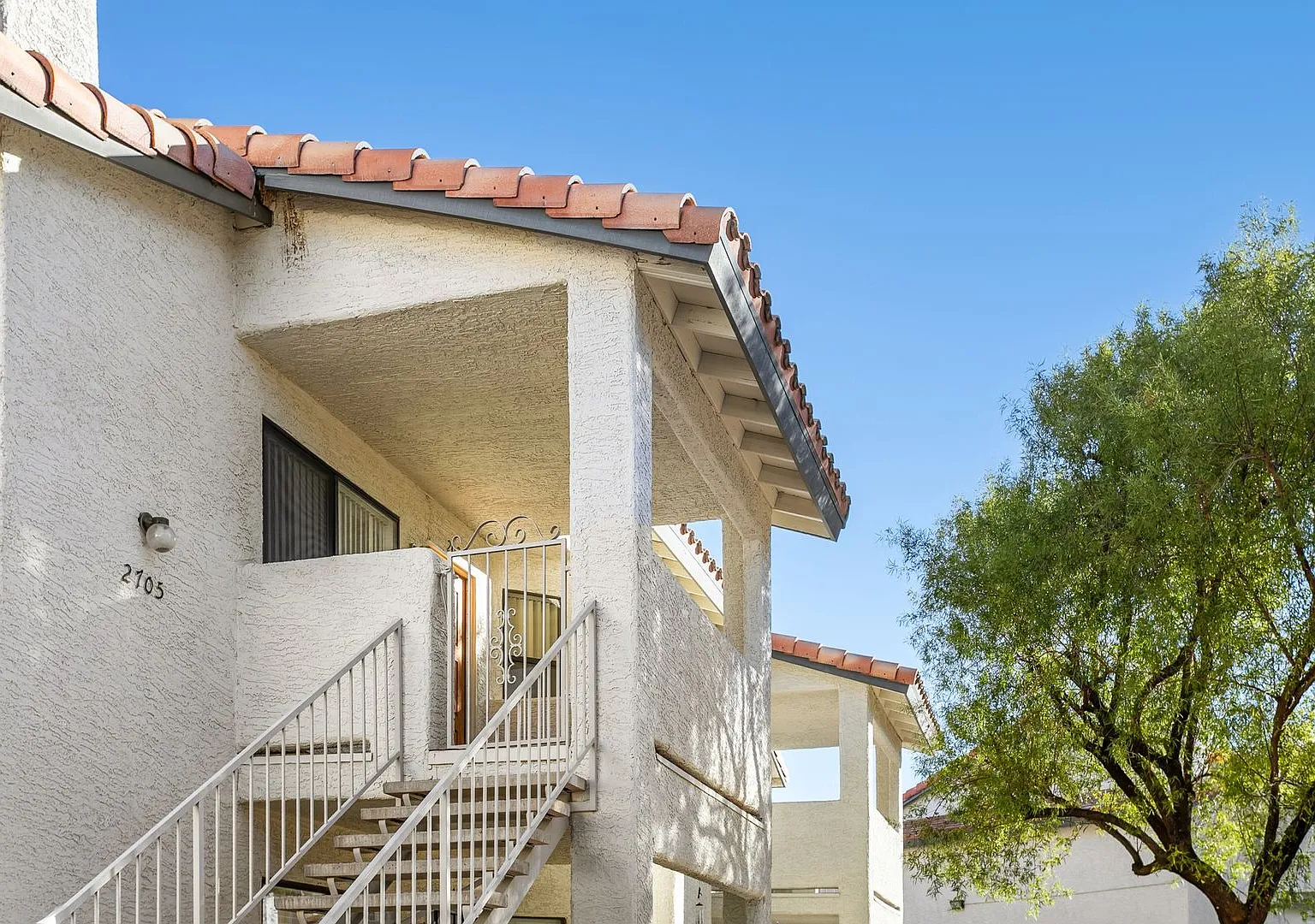 2 Bedroom Condo In The Lakes Community — Photo 3