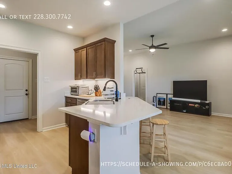 11415 Oak Aly — Photo 2