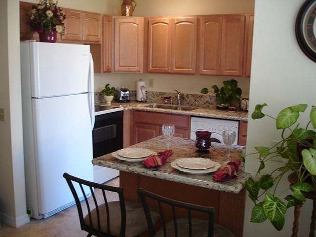 Kitchen - Maple Cabinets & Granite Counters