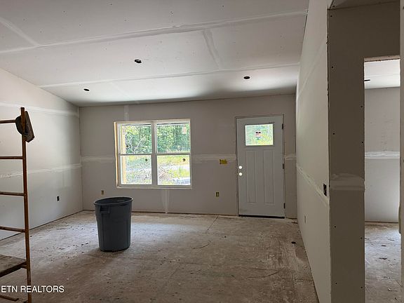 4th image of 900 Paola Dr