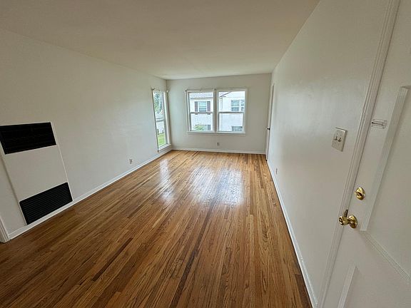 3rd image of 4458 Linden Ave APT 4