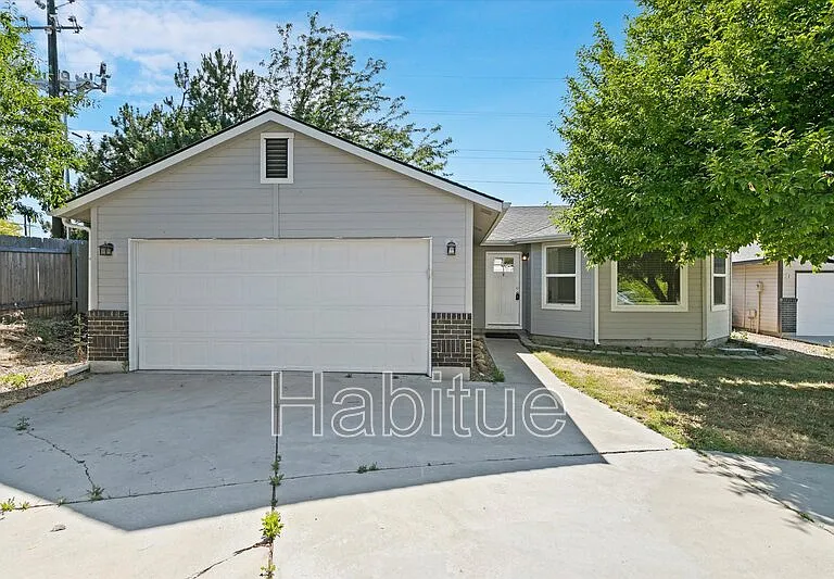 2041 E Oakridge Ct — Photo 2