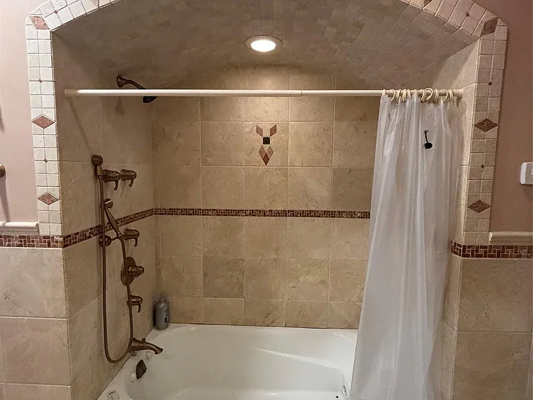 329 E Chester St — Photo 14