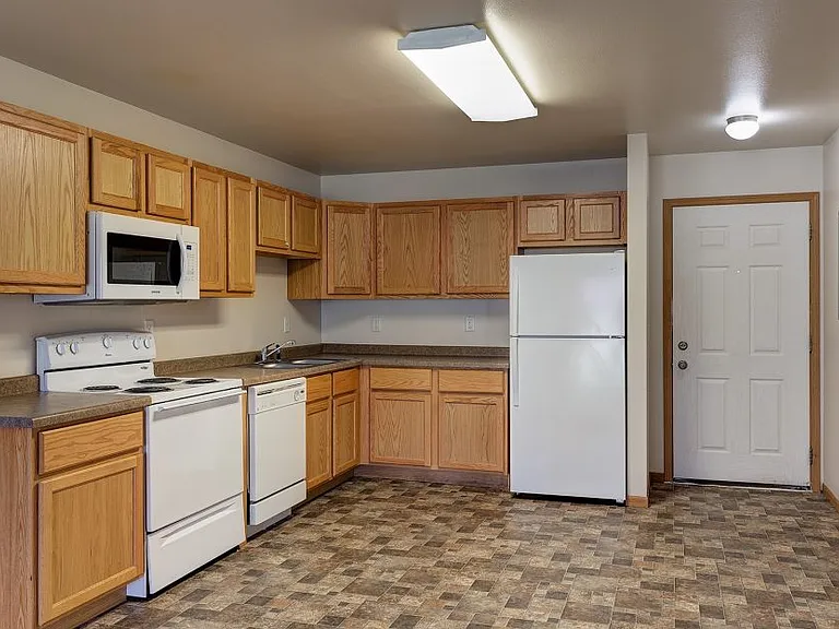Pineview Apartments — Photo 12