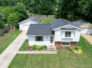 135 Cahill Dr, Rockford, MI 49341