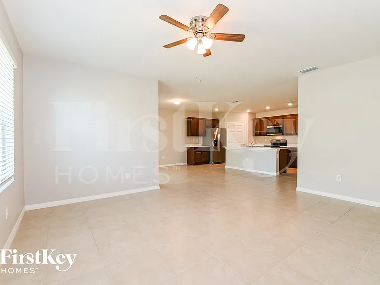 2705 SW 4th Ln — Photo 3