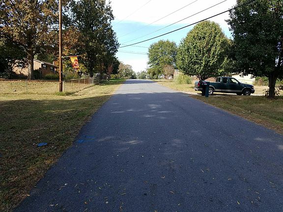 5th image of 208 Chantilly Dr