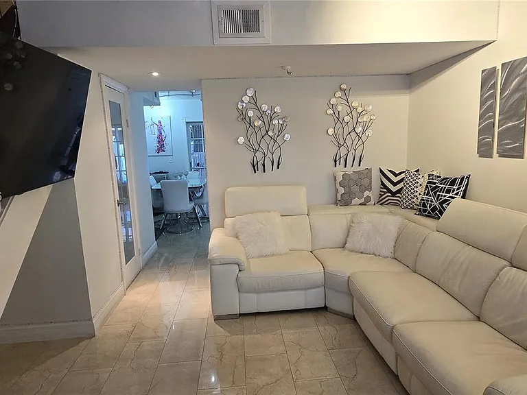 1345 W 41st St #6 — Photo 6