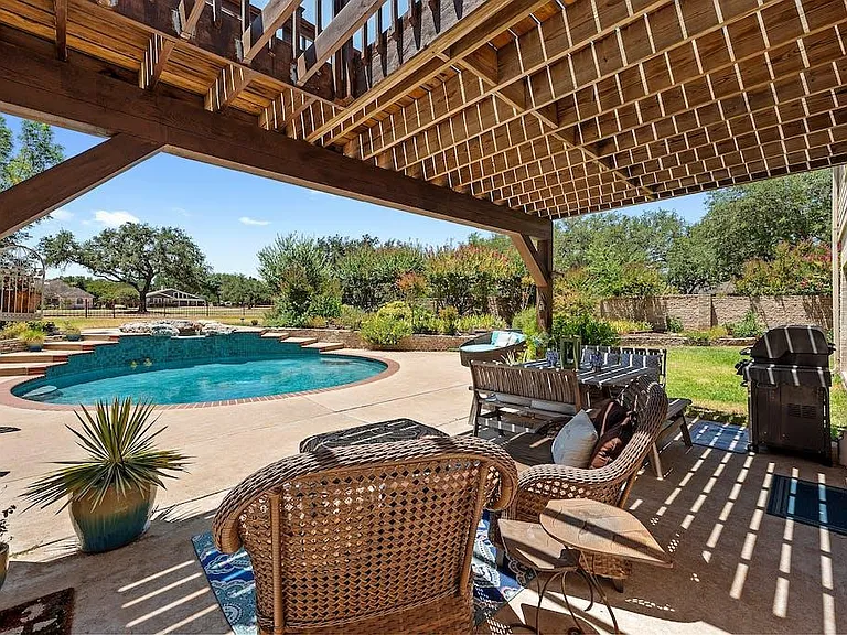 1207 Lakeway Dr — Photo 32