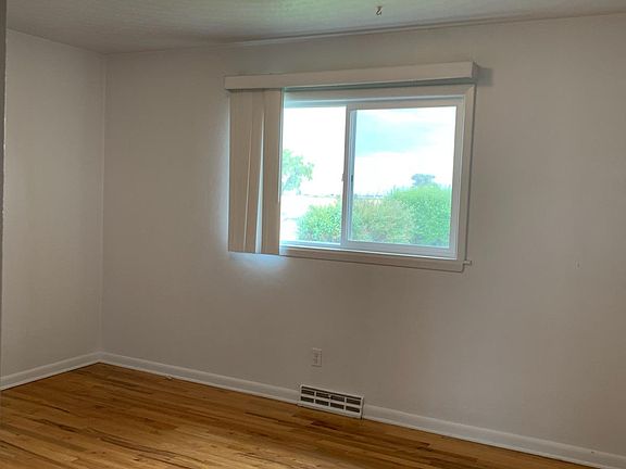 4th image of 106 N Walnut St