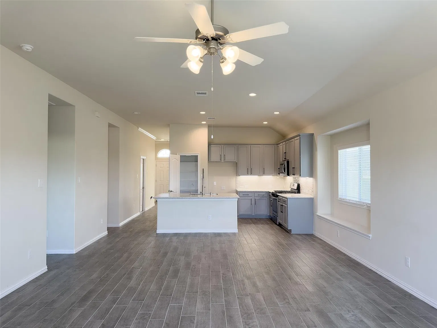 3 bed, 2.0 bath, 1953 sqft, $2,400 — Photo 3