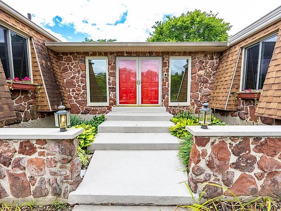 3rd image of 361 Sir Lawrence Dr