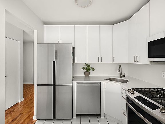 3rd image of 211 W 71st St APT 7D