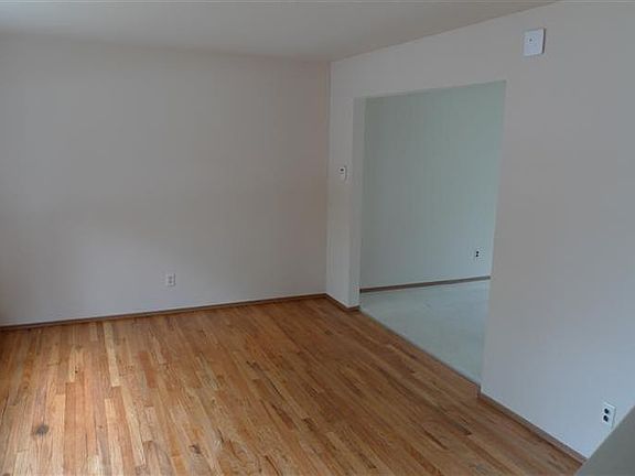 3rd image of 3065 Williamsburg Dr #32
