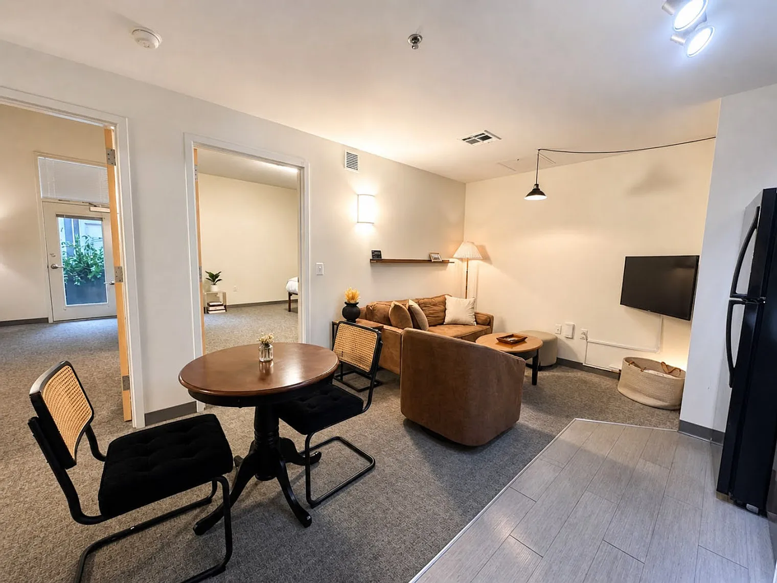 2 bed, 1.0 bath, 731 sqft, $2,916 — Photo 2