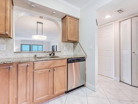 4th image of 7260 Kinghurst Drive #306