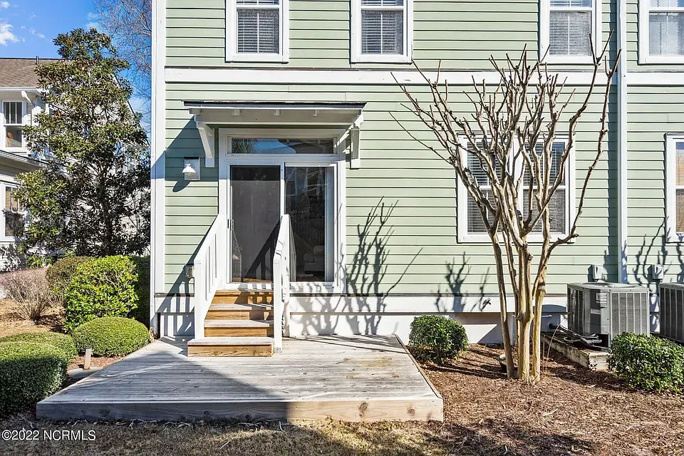 3 bed, 2.5 bath, 1670 sqft, $2,400 — Photo 4