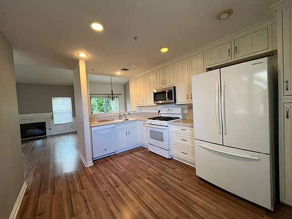 4th image of 161 California Ct