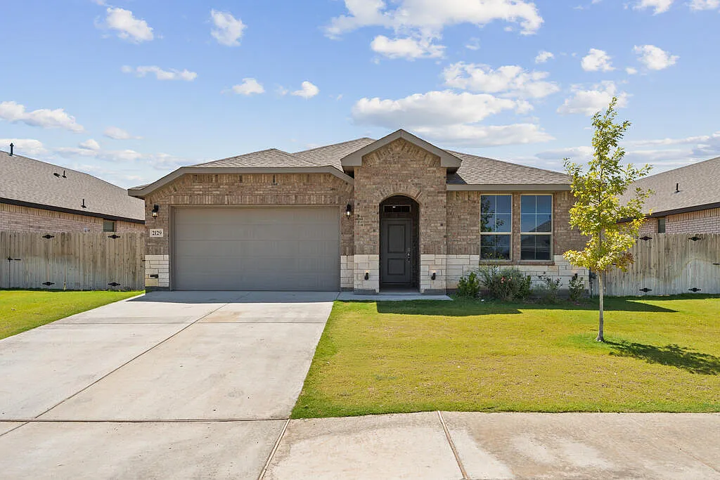 5 bed, 2.0 bath, 2157 sqft, $5,000 — Photo 1