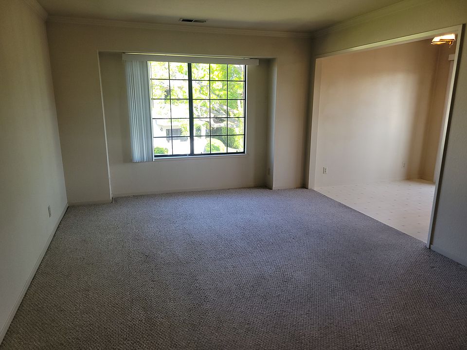 Entry/Living Room