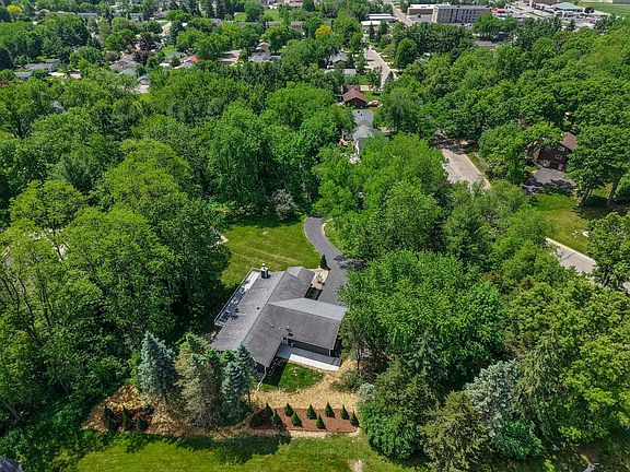 5th image of 810 Rosemary Ln