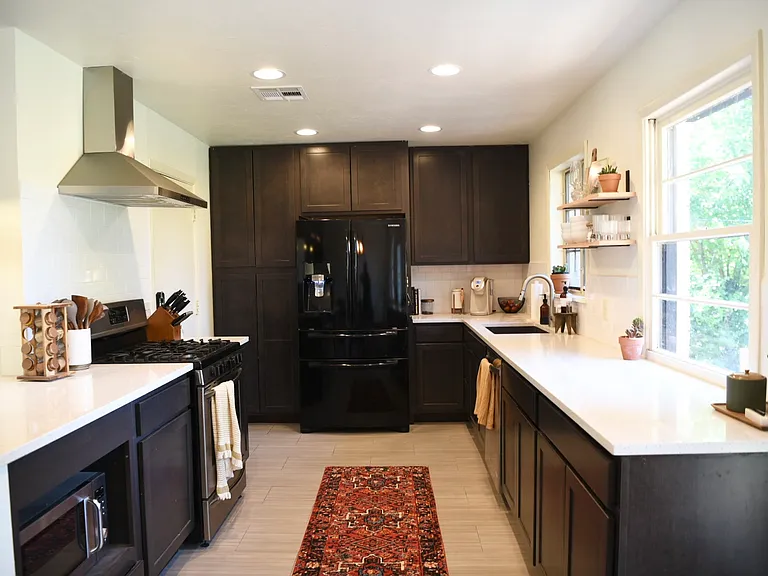 2637 Lakeside Dr — Photo 2