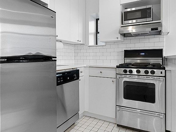 5th image of 304 E 20th St APT 6C