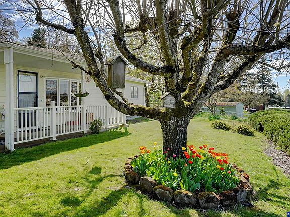 3rd image of 33724 Viewcrest Dr NE