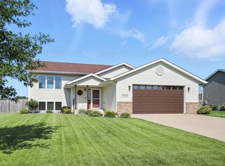 2040 Harbour Oak Dr SE, Owatonna, MN 55060