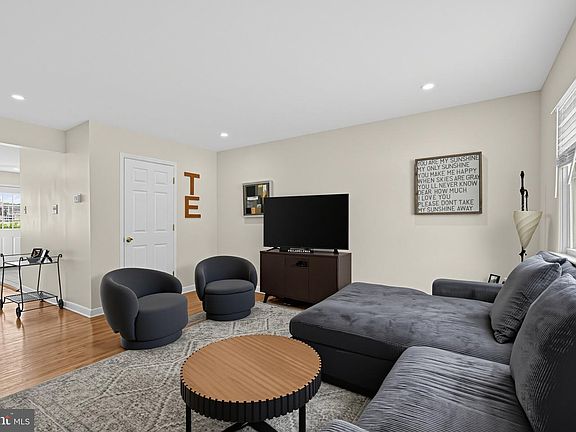 5th image of 3428 Ainslie St