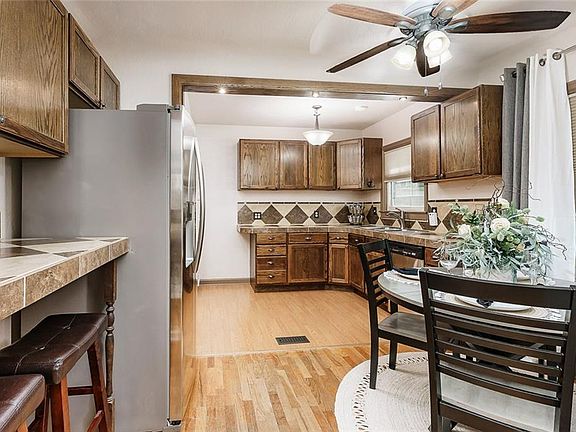 5th image of 615 Burlington Ave