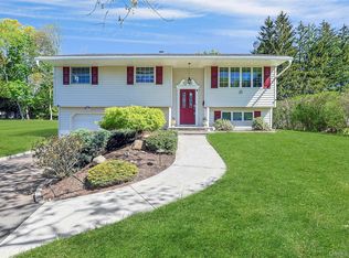 21 Kreuz Dr, West Nyack, NY 10994