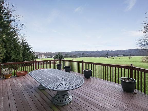 3rd image of 5 Housten Ct