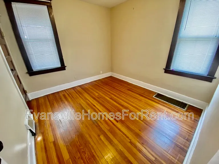 1023 Jefferson Ave — Photo 7