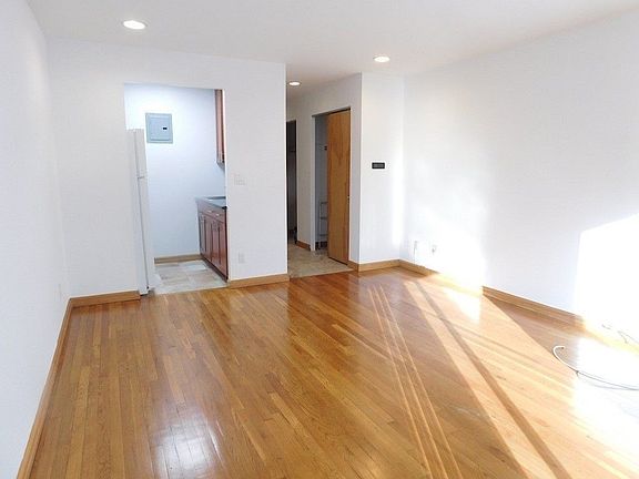 3rd image of 370 W 30th St APT 7C
