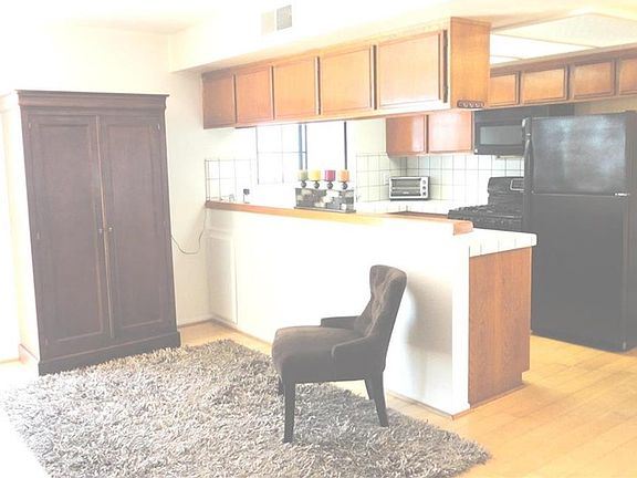 4th image of 1962 Plaza Del Amo APT B
