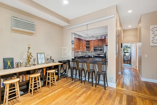 Sold by Brick&Mortar | media 5