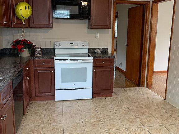 Eat-in kitchen with 13 x 9 floor space