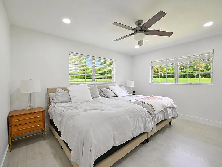 5911 SW 36th Ter — Photo 13