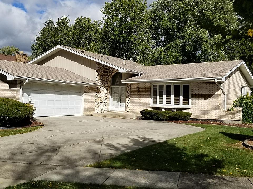 1st image of 800 Claremont Dr
