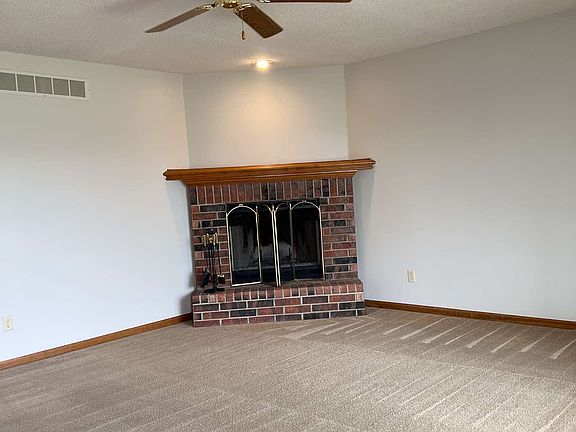 3rd image of 906 Foxridge Dr