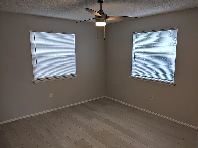 323 Olmstead Dr — Photo 9