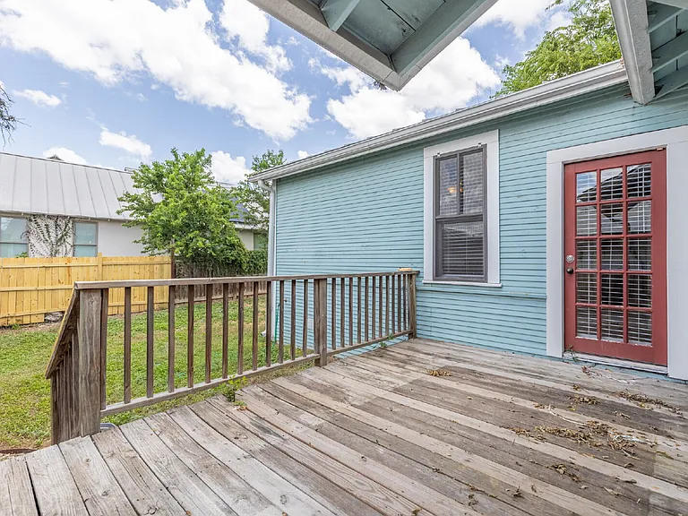 1121 E Crockett St — Photo 28
