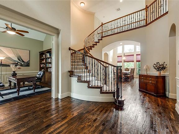 3rd image of 709 Windsor Ct